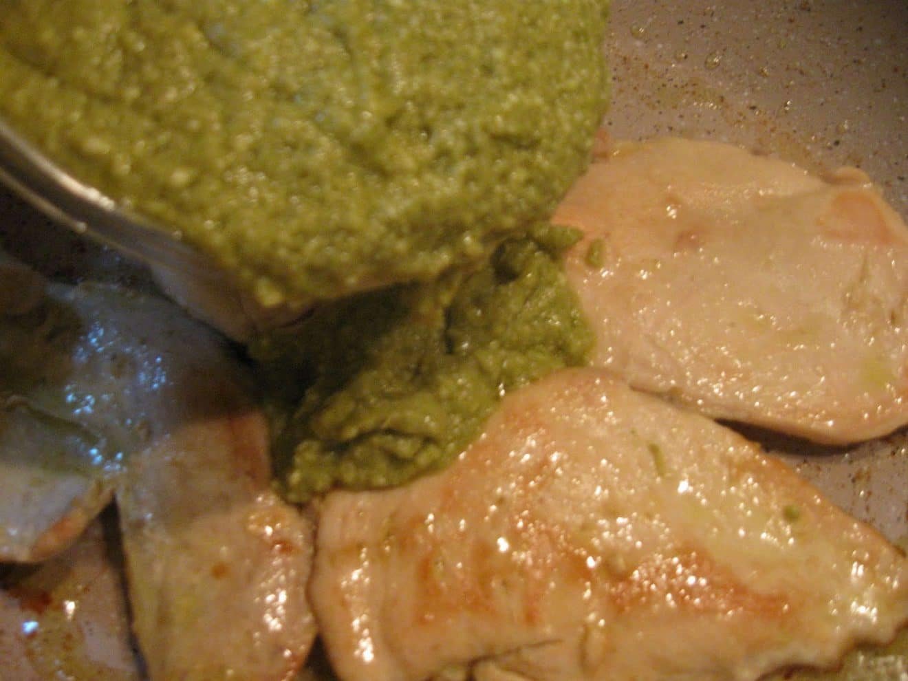 petto di pollo con crema di pistacchi e olive
